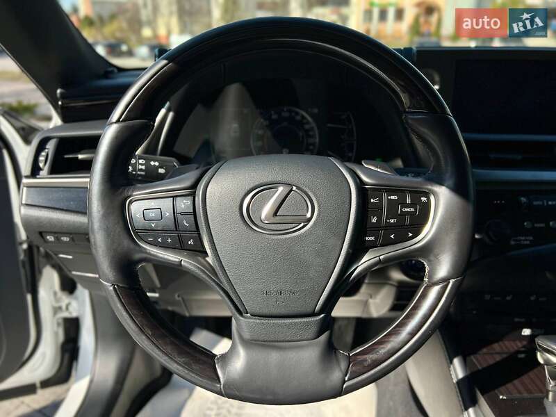 Lexus ES 2019