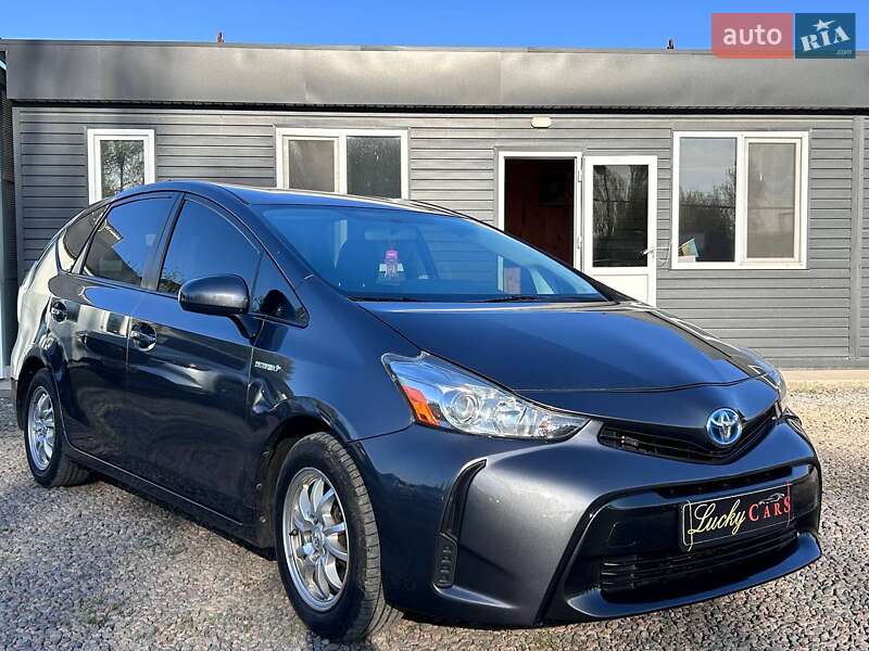 Toyota Prius v 2015