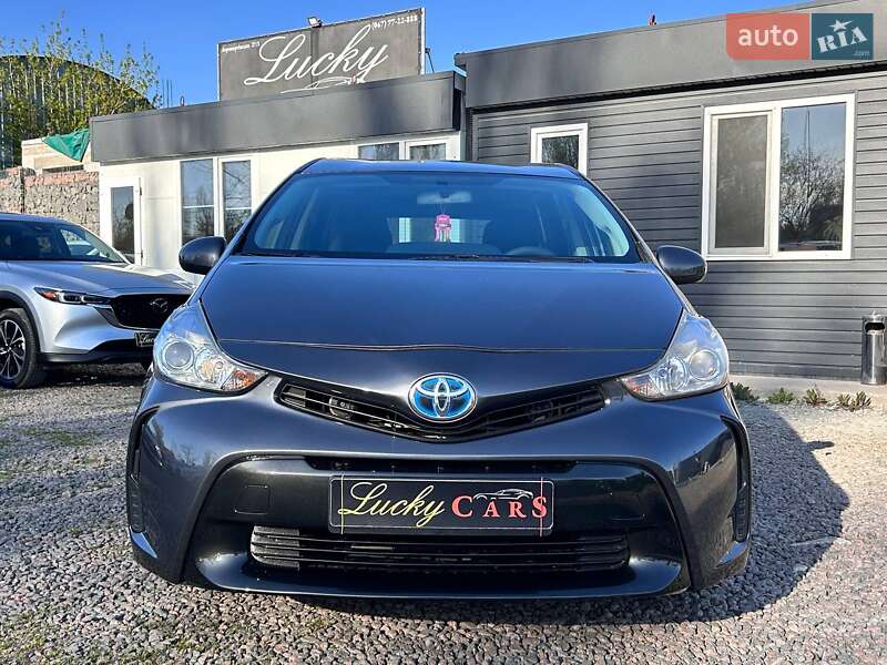 Toyota Prius v 2015