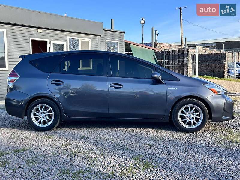 Toyota Prius v 2015