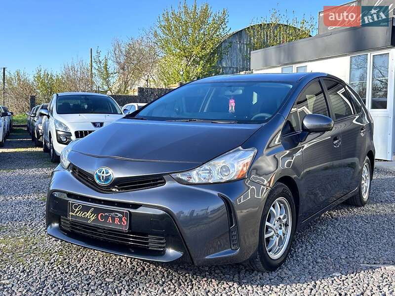 Toyota Prius v 2015