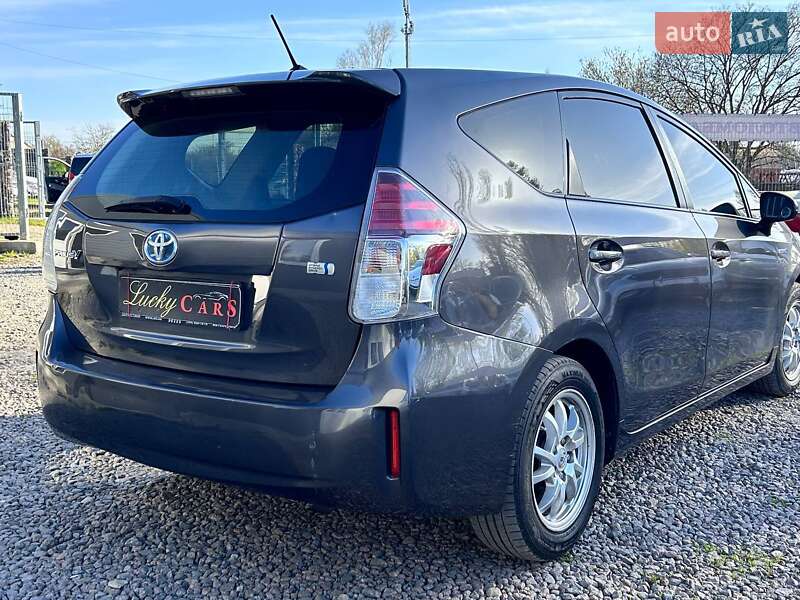 Toyota Prius v 2015