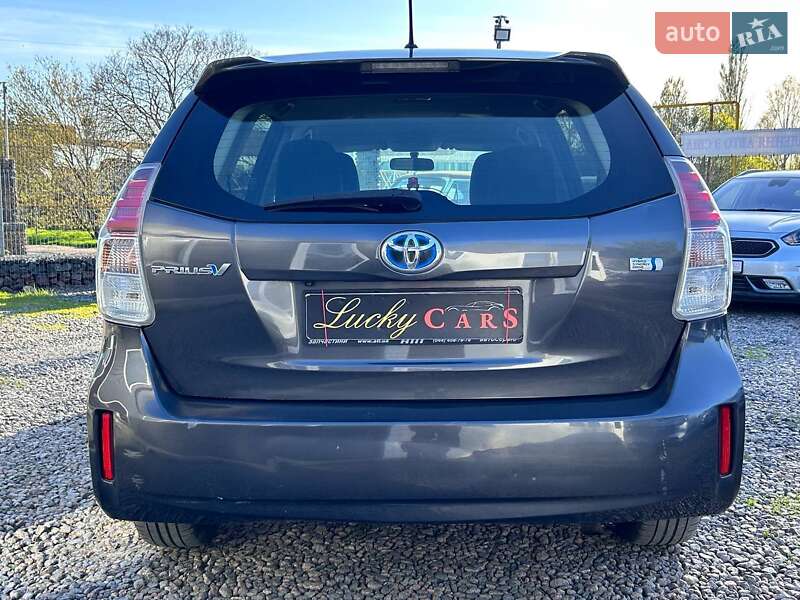 Toyota Prius v 2015