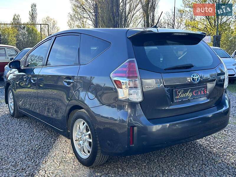 Toyota Prius v 2015