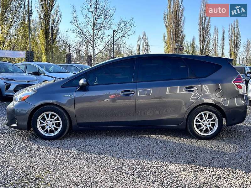 Toyota Prius v 2015
