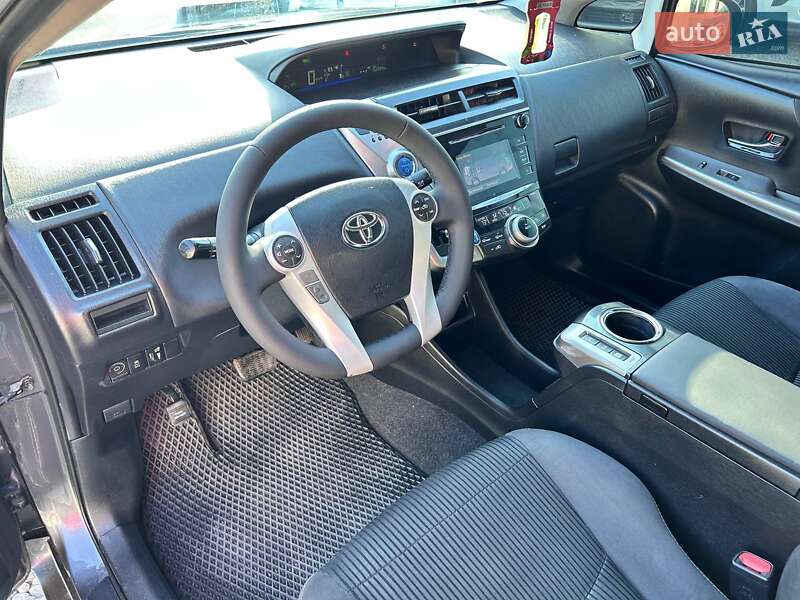 Toyota Prius v 2015