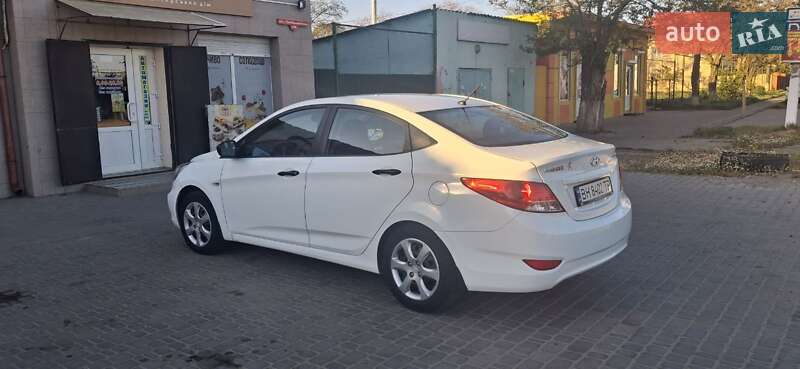 Hyundai Accent 2012