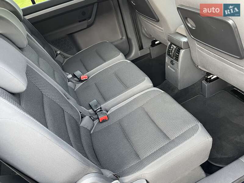 Volkswagen Touran 2011