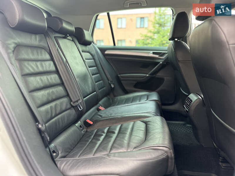 Volkswagen e-Golf 2015