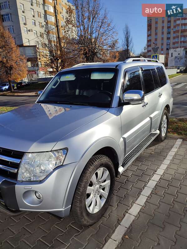Mitsubishi Pajero Wagon 2011