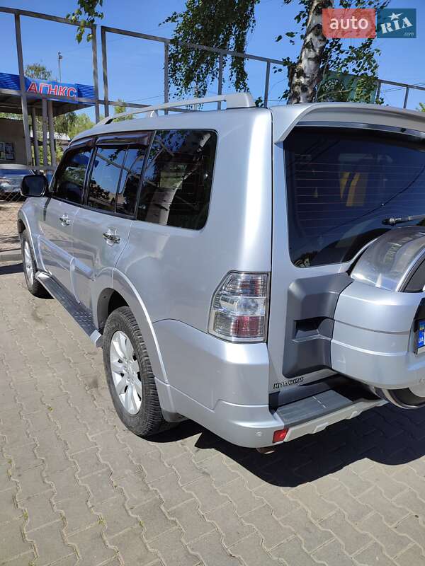 Mitsubishi Pajero Wagon 2011