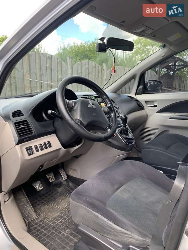 Mitsubishi Grandis 2008