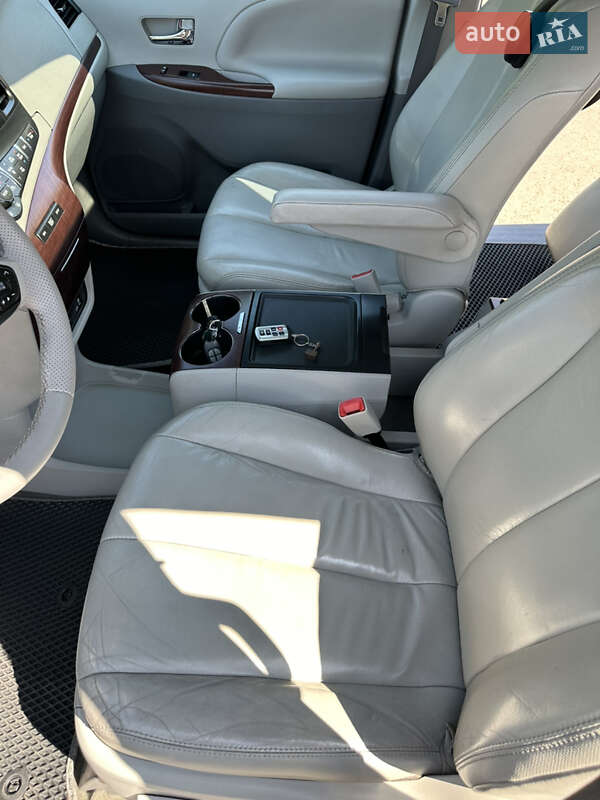 Toyota Sienna 2012