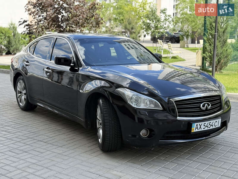 Infiniti M25 2012