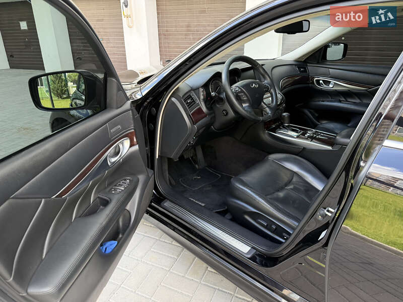 Infiniti M25 2012