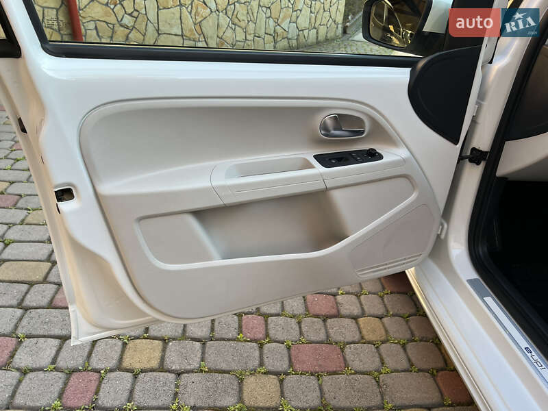 Volkswagen e-Up 2014