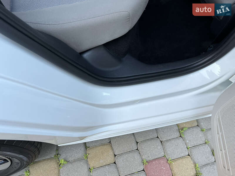 Volkswagen e-Up 2014