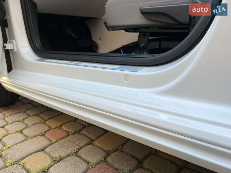 Volkswagen e-Up 2014