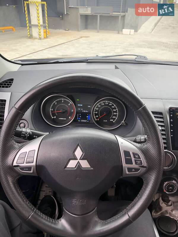 Mitsubishi Outlander 2011
