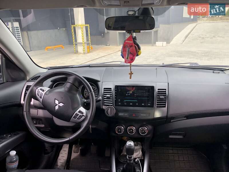 Mitsubishi Outlander 2011