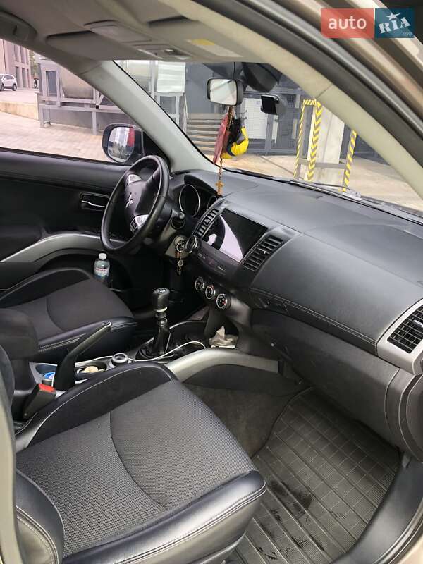 Mitsubishi Outlander 2011