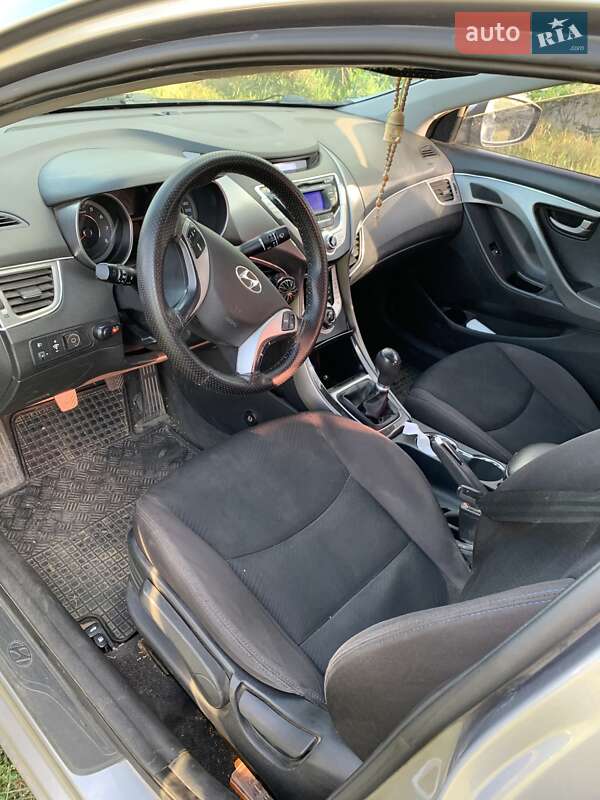 Hyundai Elantra 2012