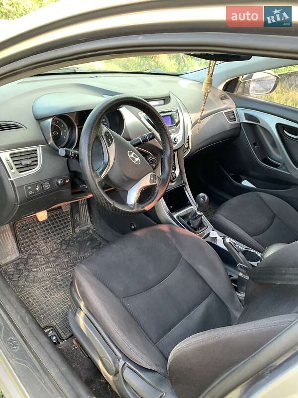 Hyundai Elantra 2012