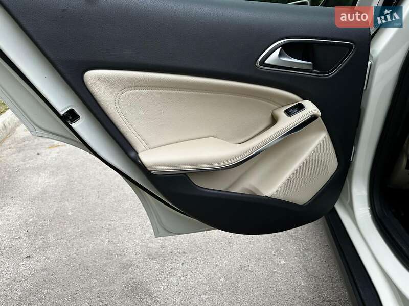 Mercedes-Benz GLA-Class 2015