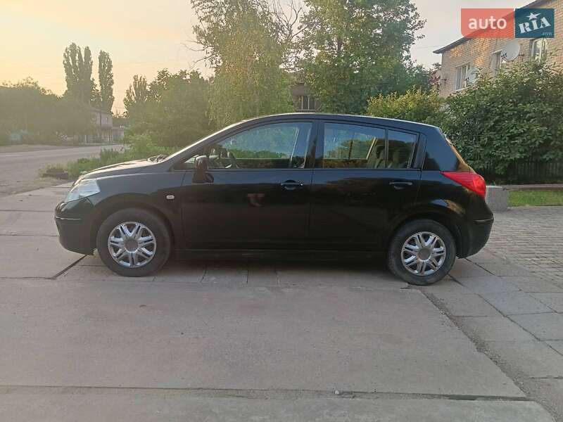Nissan TIIDA 2010
