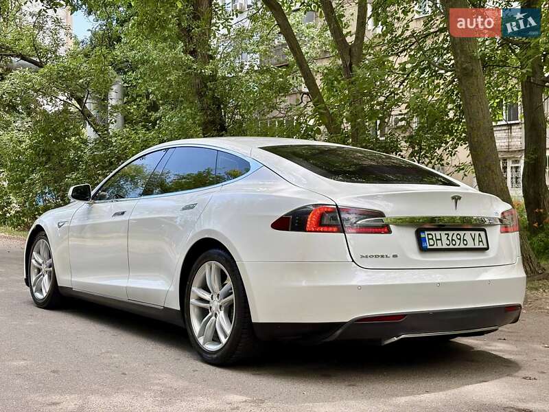 Tesla Model S 2013