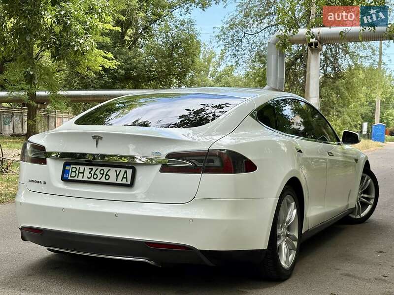 Tesla Model S 2013