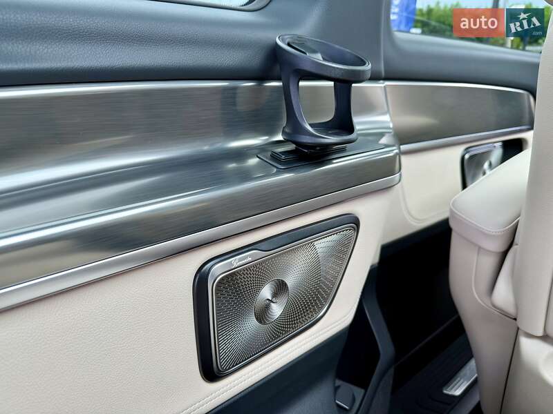 Mercedes-Benz V-Class 2025