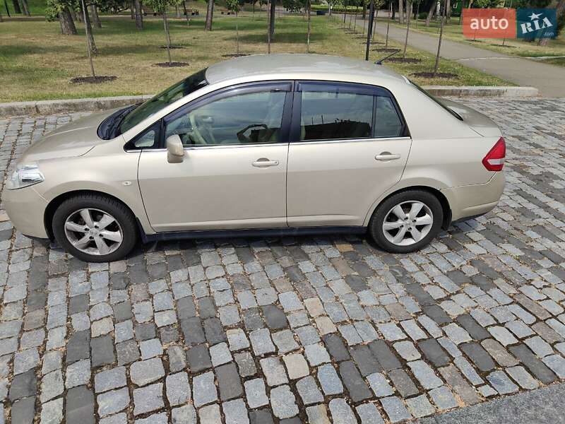 Nissan TIIDA 2009