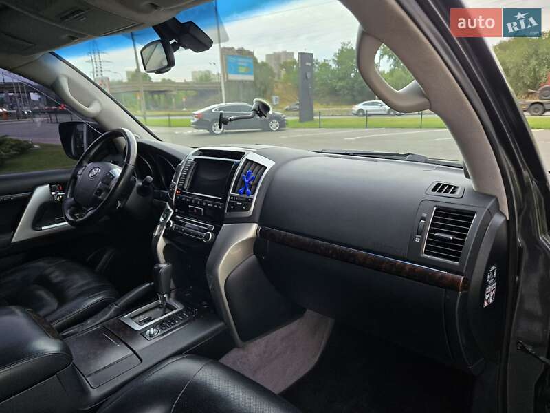 Toyota Land Cruiser 2012