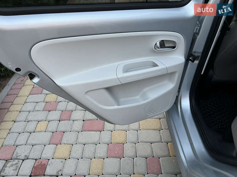 Volkswagen e-Up 2014