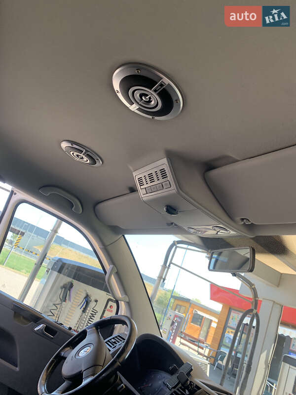 Volkswagen Caravelle 2009