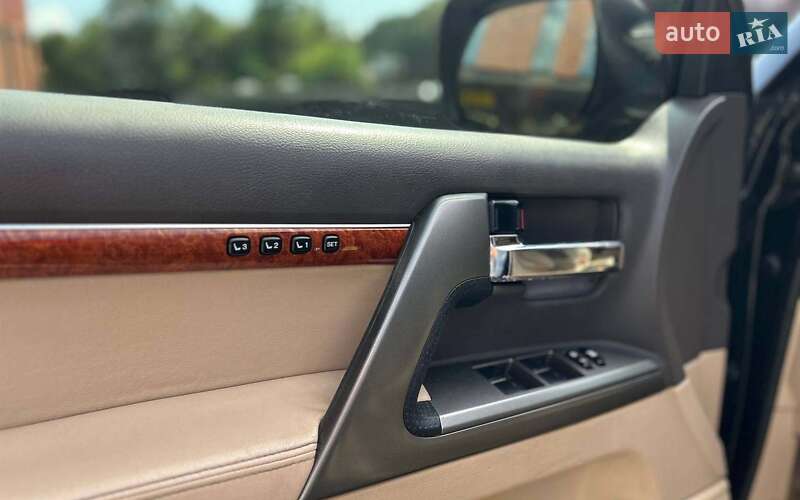 Toyota Land Cruiser 2012