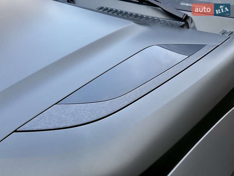 Land Rover Defender 2025