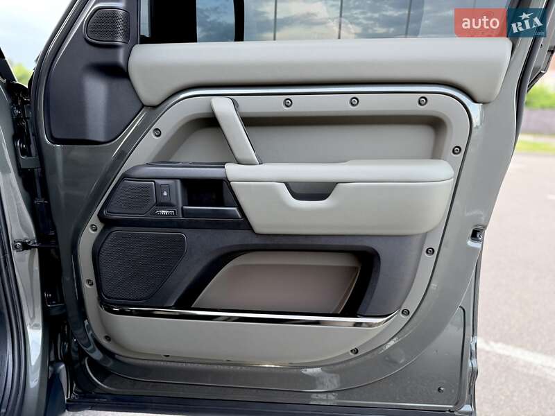 Land Rover Defender 2025