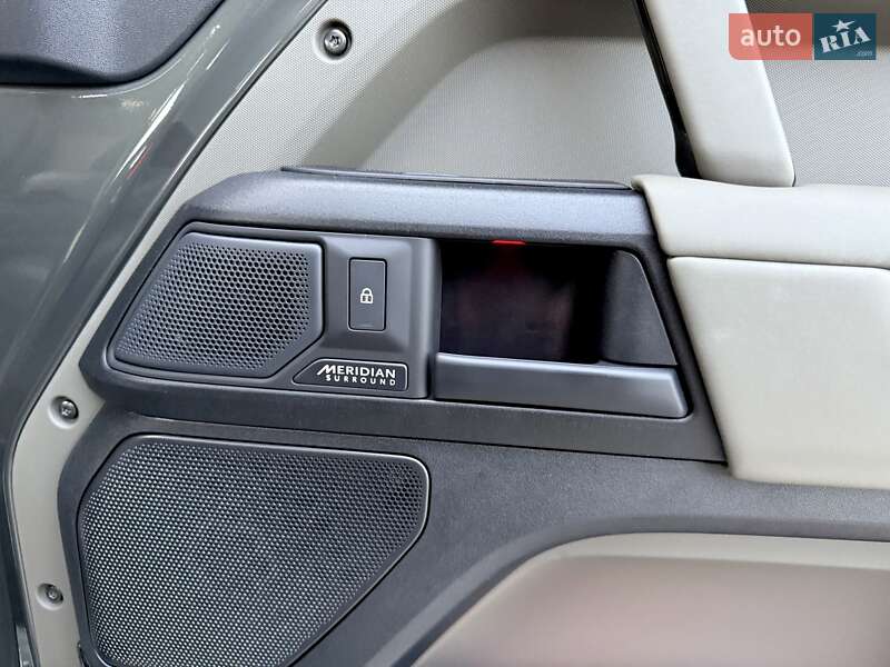 Land Rover Defender 2025