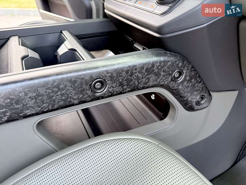 Land Rover Defender 2025