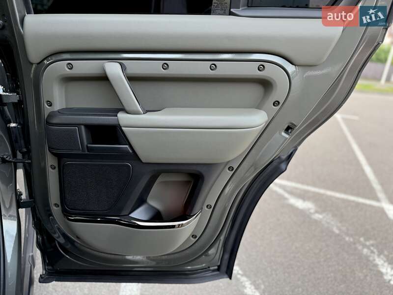 Land Rover Defender 2025