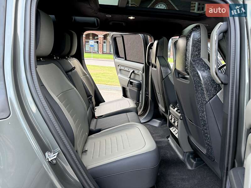 Land Rover Defender 2025