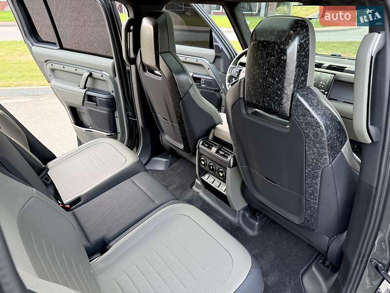 Land Rover Defender 2025