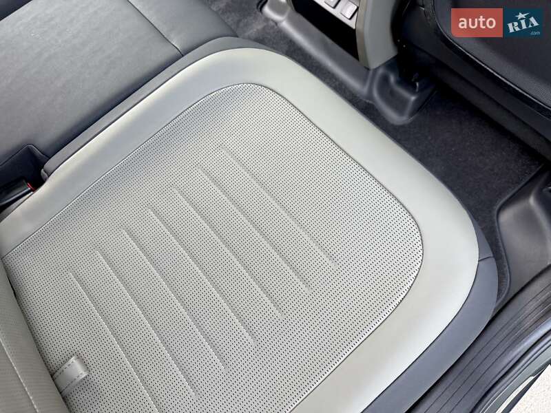 Land Rover Defender 2025