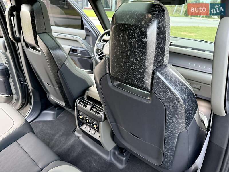 Land Rover Defender 2025