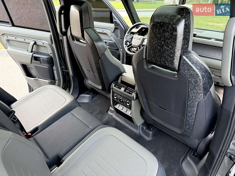 Land Rover Defender 2025