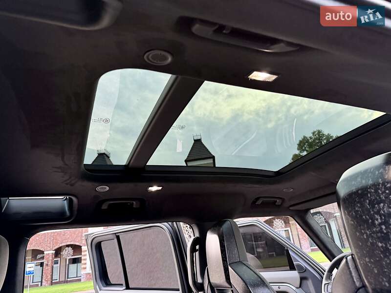 Land Rover Defender 2025