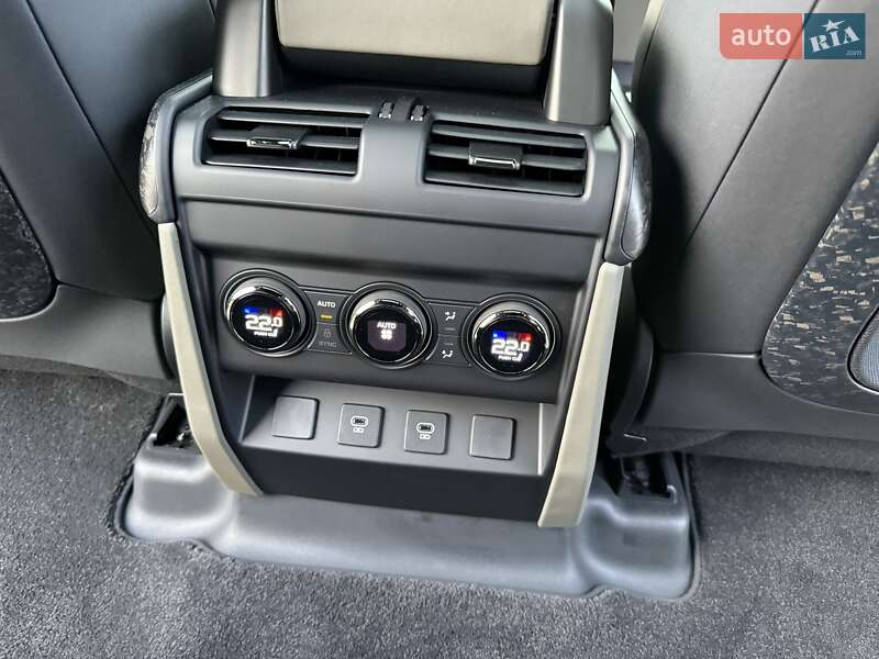 Land Rover Defender 2025