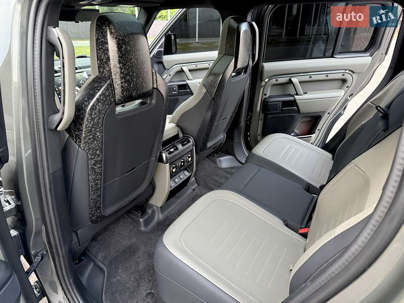 Land Rover Defender 2025